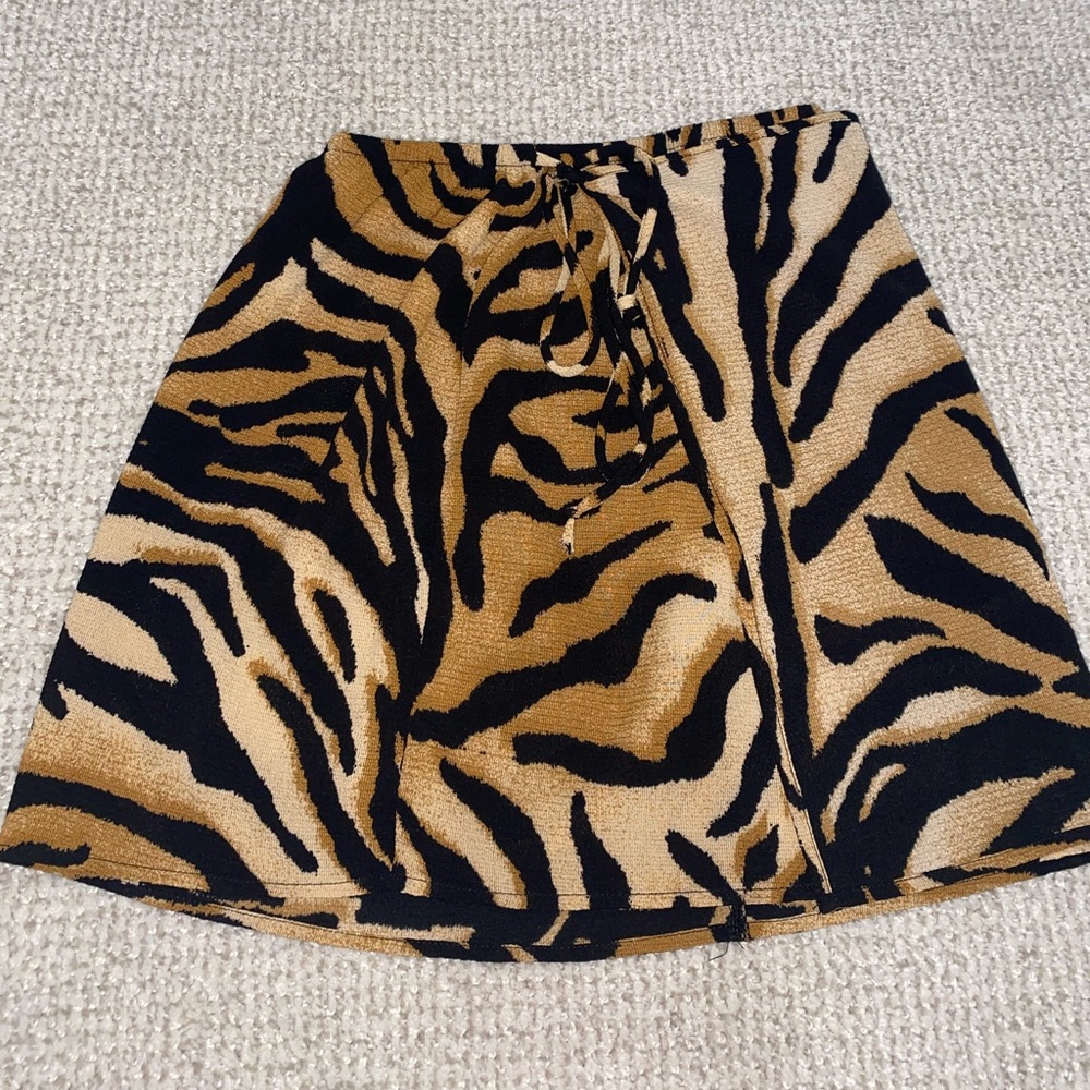 SUPER cute tiger strip slit tie skirt!